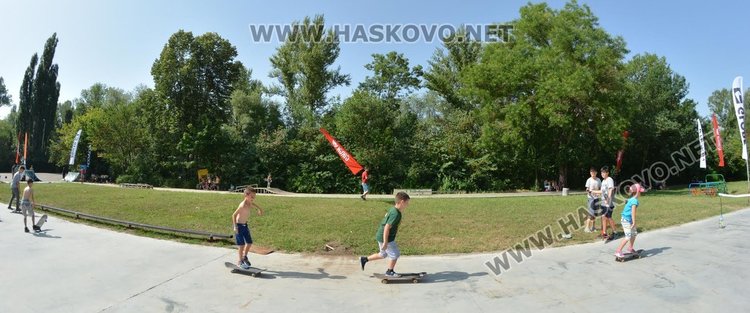 7-годишно момиче мери сили с момчетата в скейтборд състезание