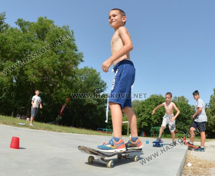 7-годишно момиче мери сили с момчетата в скейтборд състезание