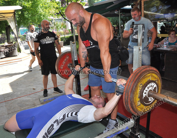 100 силоваци вдигат тежести в пика на жегата в Хасково