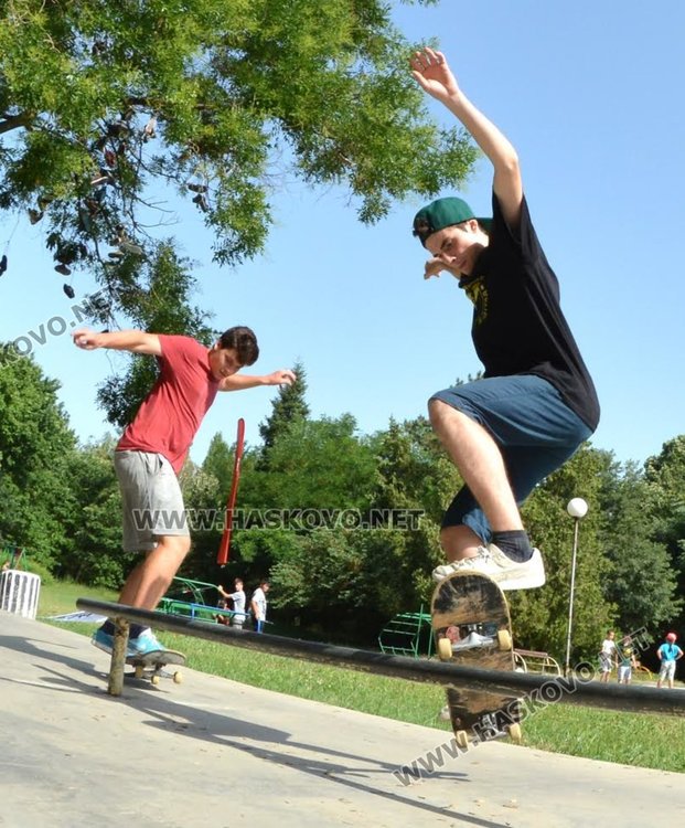 7-годишно момиче мери сили с момчетата в скейтборд състезание