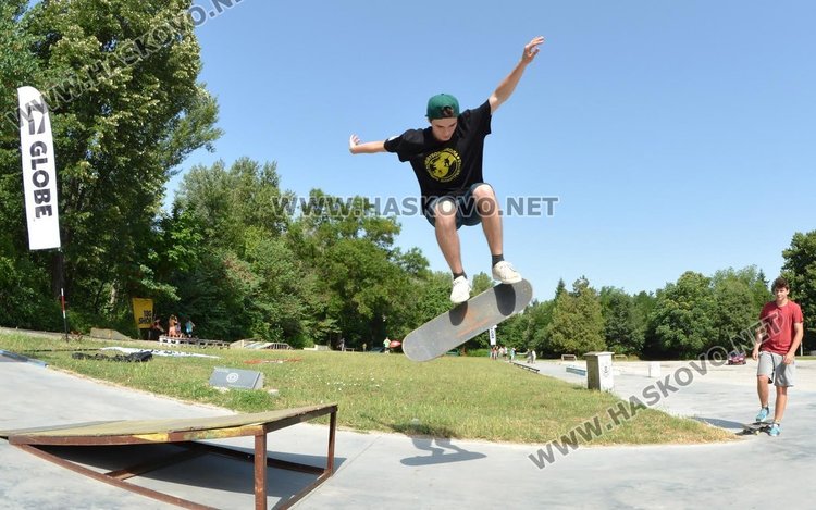 7-годишно момиче мери сили с момчетата в скейтборд състезание