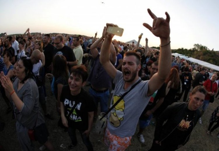 Хиляди будуваха, за да посрещнат първия изгрев на юли 