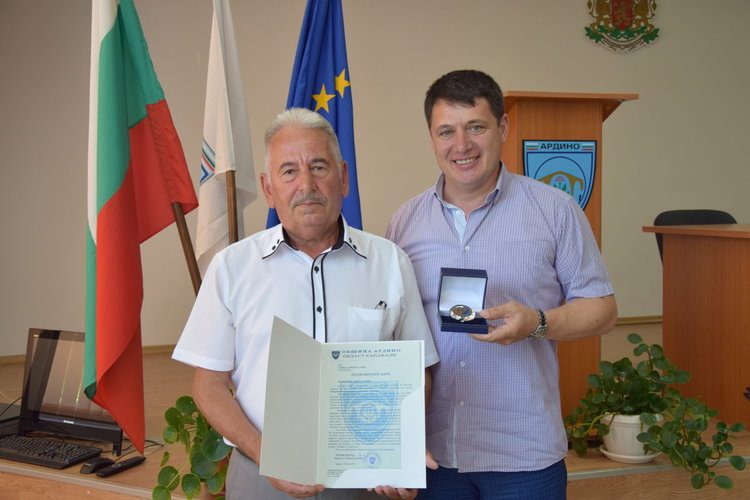 Трима служители на общинската администрация в Ардино удостоени с кристален знак