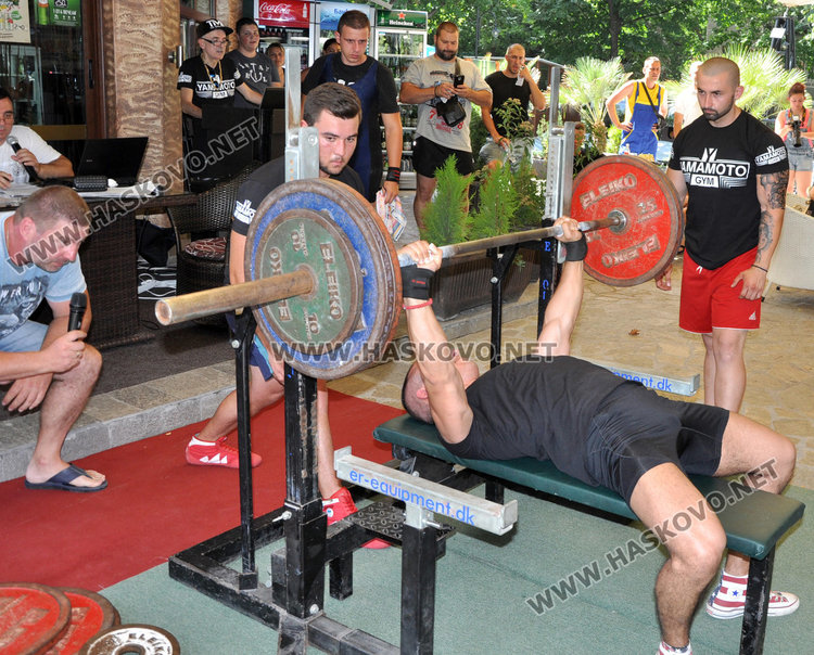 100 силоваци вдигат тежести в пика на жегата в Хасково