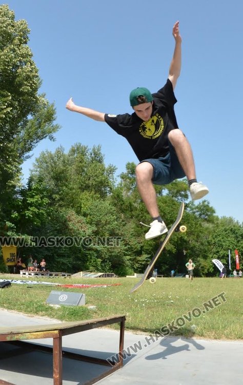 7-годишно момиче мери сили с момчетата в скейтборд състезание