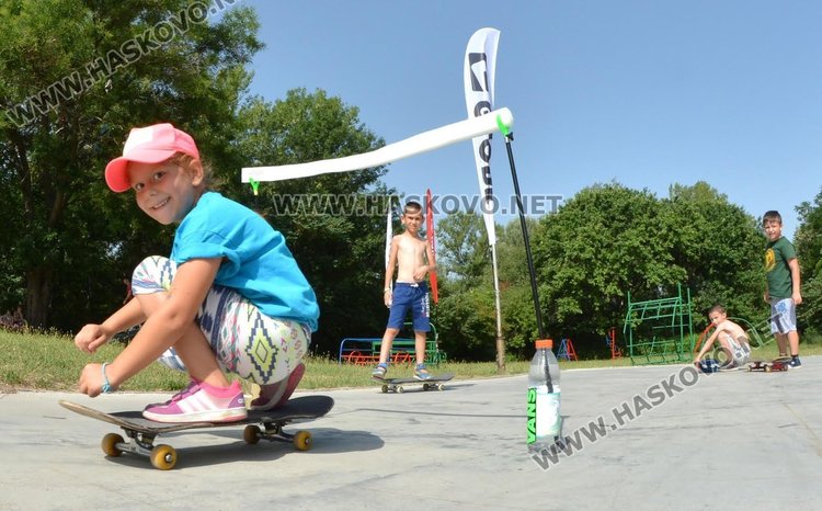7-годишно момиче мери сили с момчетата в скейтборд състезание