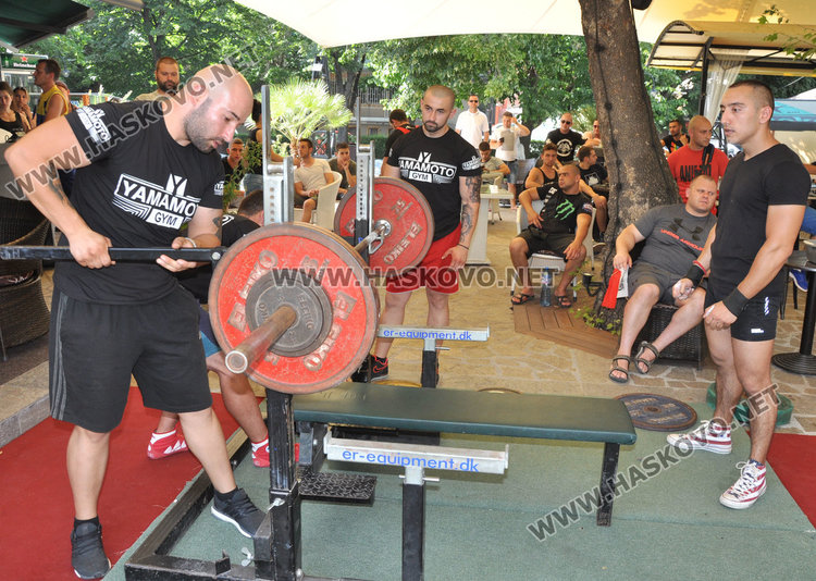 100 силоваци вдигат тежести в пика на жегата в Хасково