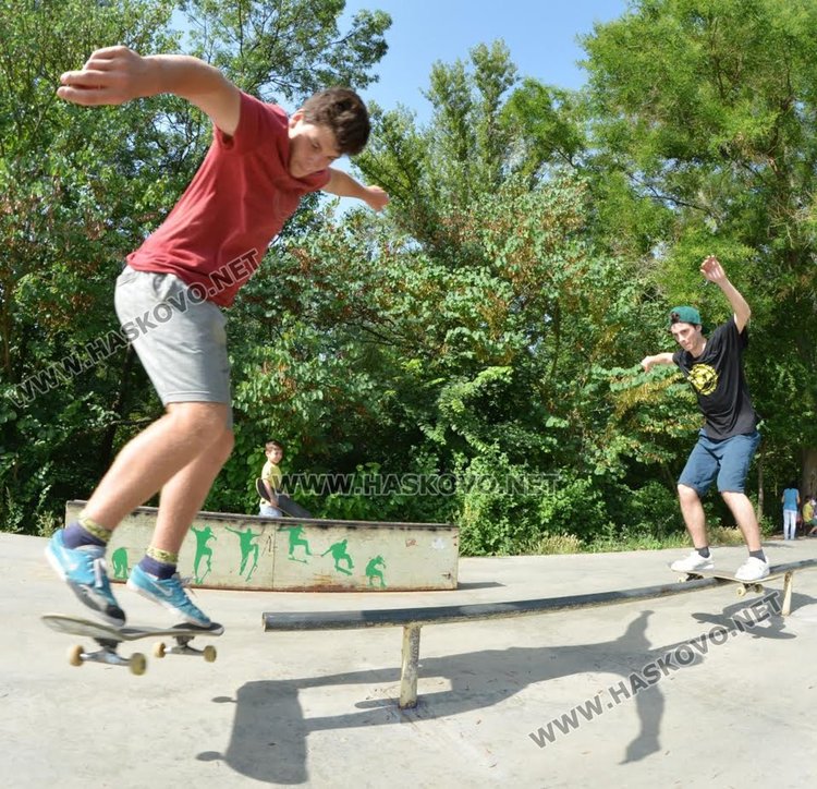 7-годишно момиче мери сили с момчетата в скейтборд състезание