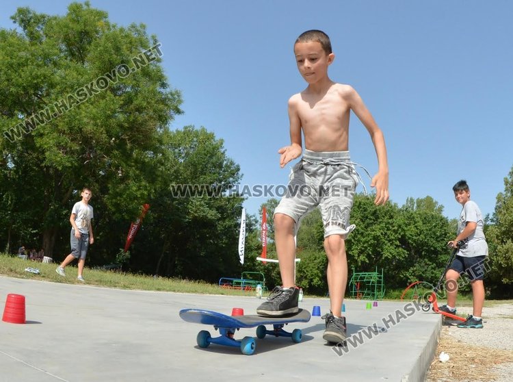 7-годишно момиче мери сили с момчетата в скейтборд състезание