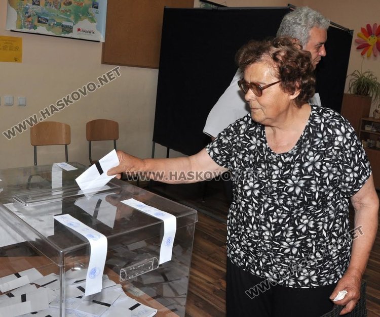 Половината от избирателите в Ябълково гласуваха до обяд