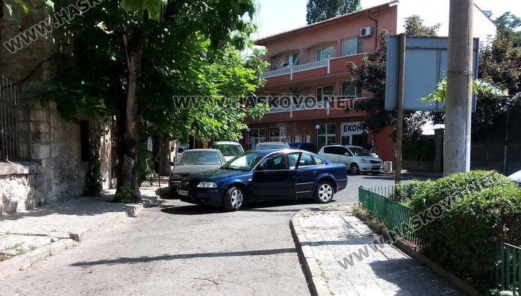 Читател: Пак паркиране по хасковски „само аз съм на пътя“