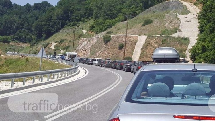 Отново 3-километрова опашка в жегата на Маказа
