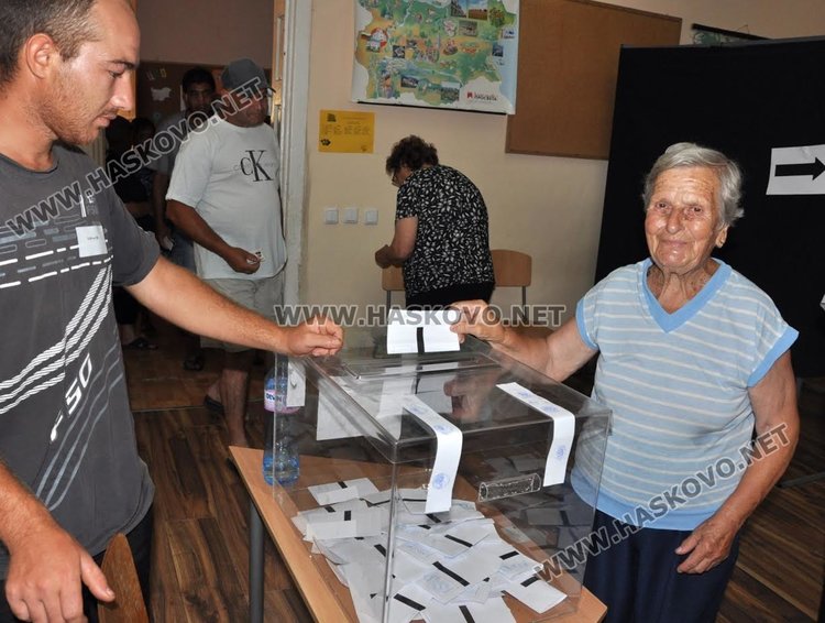 Изборният ден в Ябълково протича спокойно