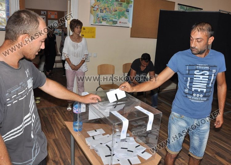 32,14% е избирателната активност на частичните кметски избори в село Ябълково към 10:00 часа
