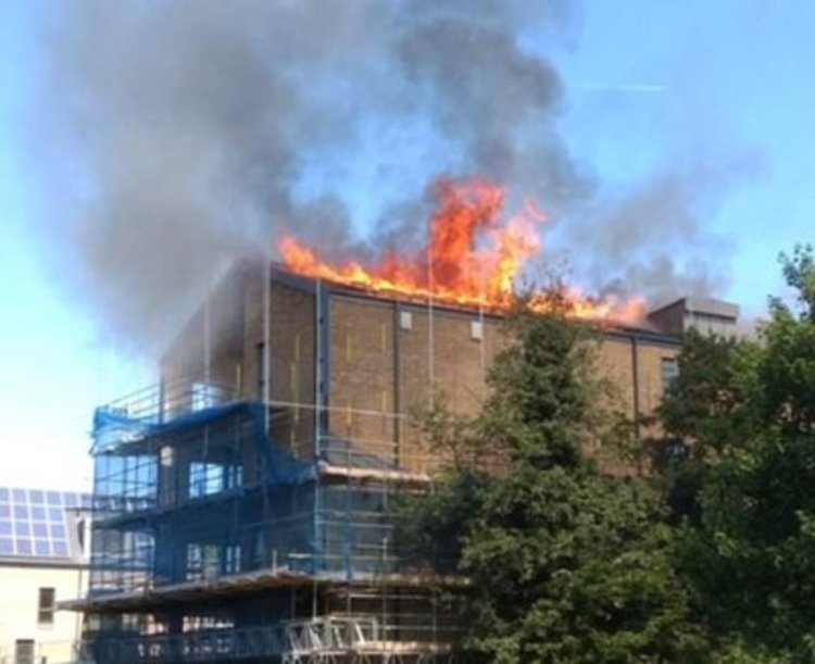 Недостроен жилищен блок в Източен Лондон изгоря