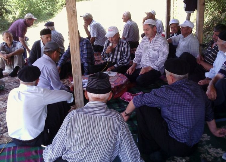 Започнаха молебените в Чернооченско