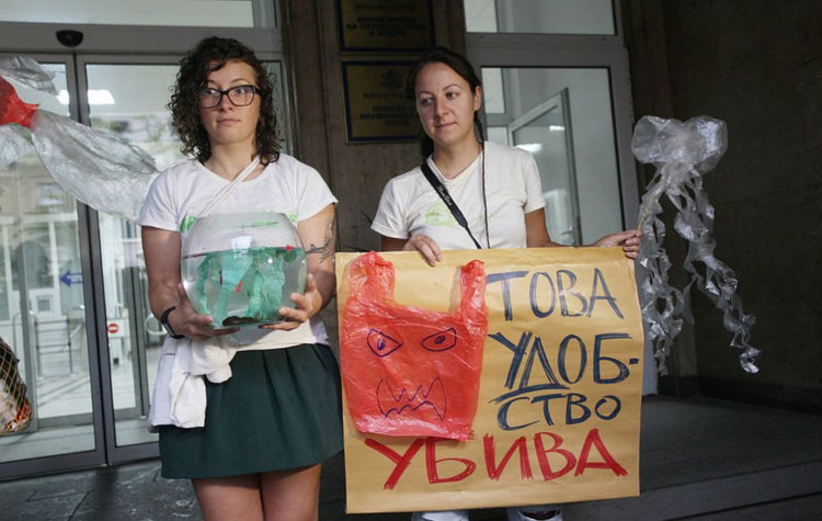 Протест пред МОСВ срещу найлоновите торбички