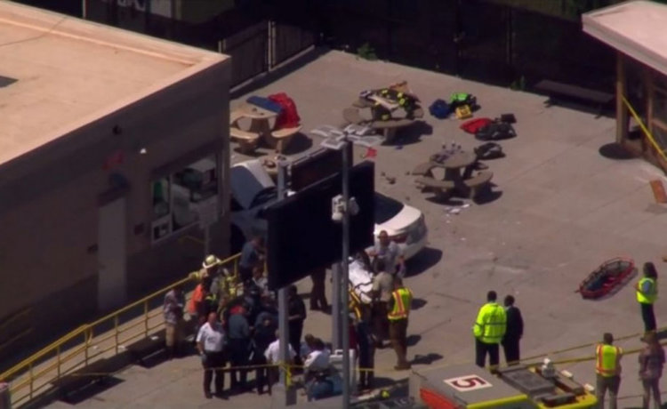 Кола се вряза в пешеходци в Бостън, има ранени