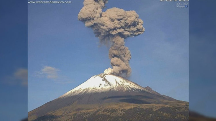 Мексиканският вулкан Попокатепетъл отново изригна зрелищно (видео)