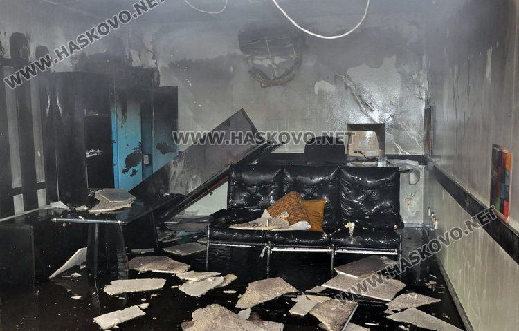 Мълния подпали офиса на бензиностанция