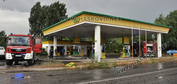 Мълния подпали офиса на бензиностанция