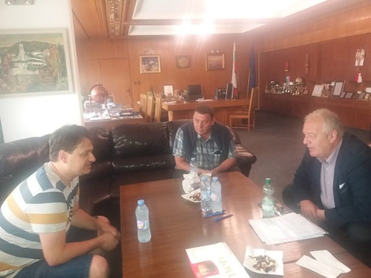 Мариан Бачев благодари на кмета Мелемов, че младите му актьори се обучават и ще играят на сцената на РДТ 