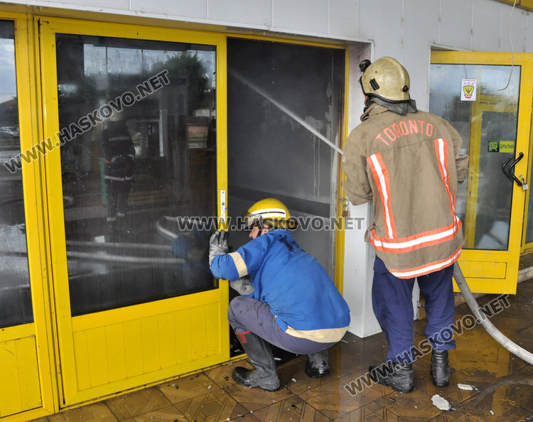 Мълния подпали офиса на бензиностанция