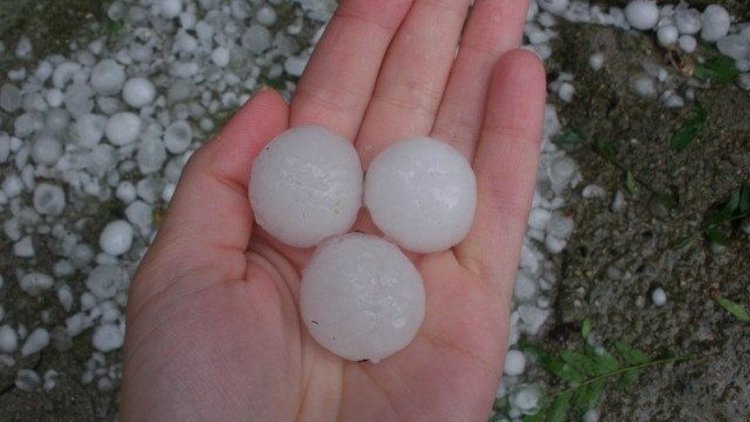 В разгара на бурите: Агенцията за борба с градушките протестира