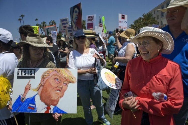 Хиляди американци поискаха импийчмънта на Доналд Тръмп