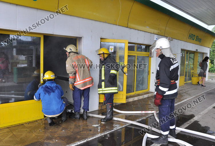Мълния подпали офиса на бензиностанция