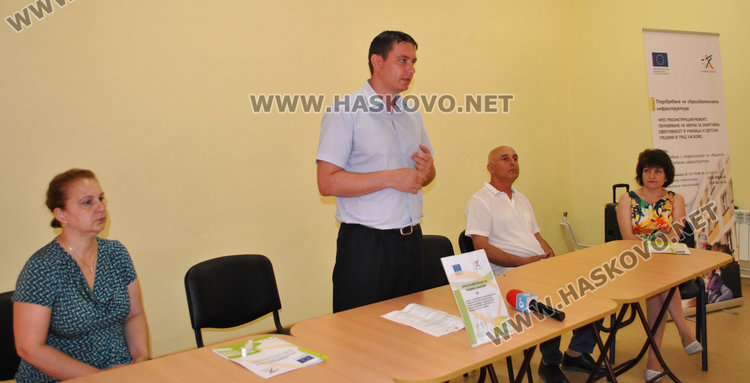 Анна Йорданова (вляво), зам.-кметът Евгени Консулов и представителите фирмата-изпълнител и надзор