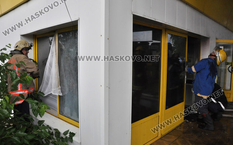 Мълния подпали офиса на бензиностанция