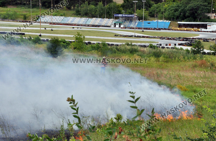Спряха пожар на метри от бензиностанция и картинг пистата