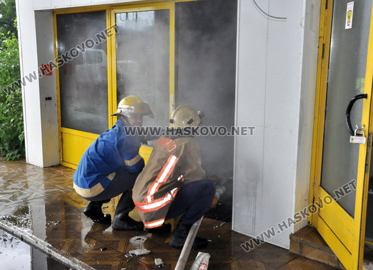 Мълния подпали офиса на бензиностанция