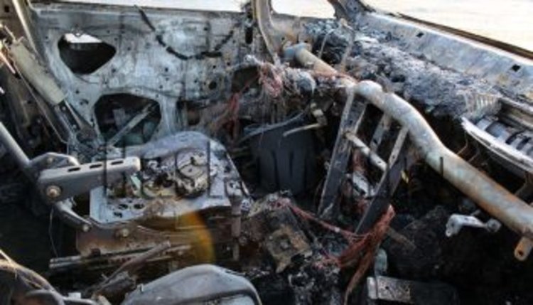 Два автомобила горяха заради късо съединение