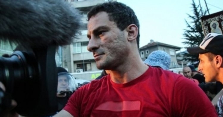 72 часа арест и 2 обвинения за Перата заради боя на оператор