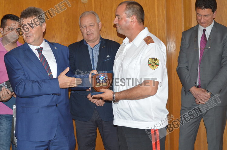 Деца се надпреварваха да се качат на 30-метровата пожарна стълба и да погледнат Смолян от високо