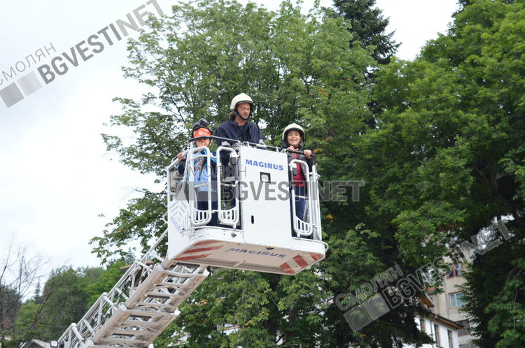 Деца се надпреварваха да се качат на 30-метровата пожарна стълба и да погледнат Смолян от високо