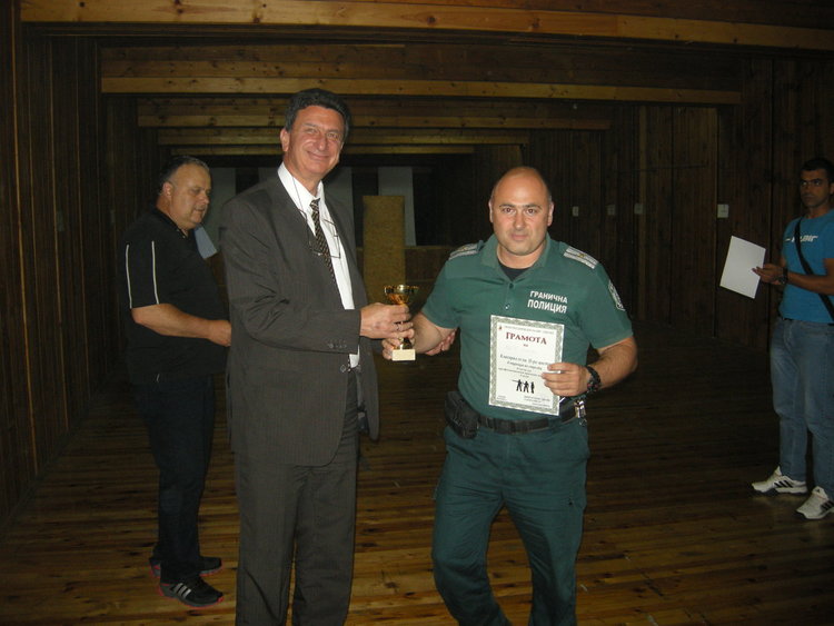 Осем отбора се състезаваха в открит турнир по стрелба с пистолет за празника на МВР