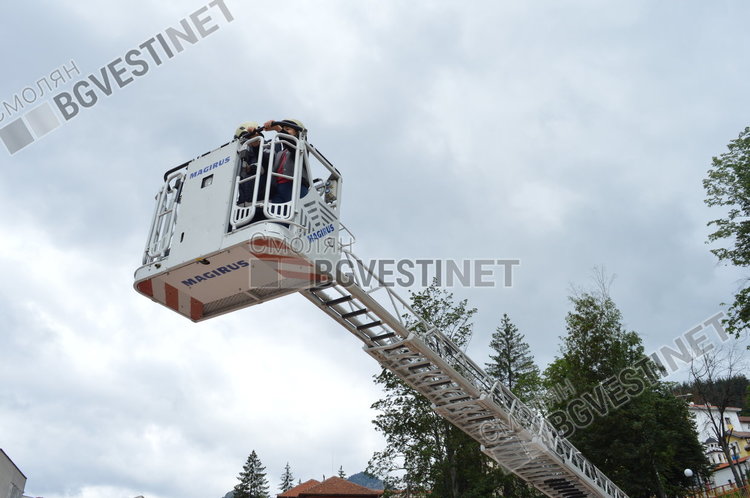 Деца се надпреварваха да се качат на 30-метровата пожарна стълба и да погледнат Смолян от високо