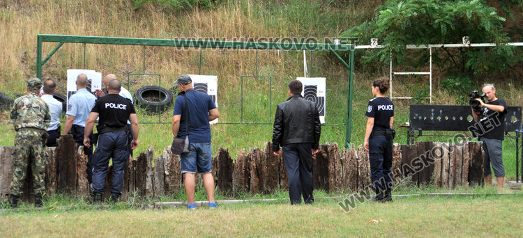Полицаи, военни и журналисти в стрелба по повод празника на МВР