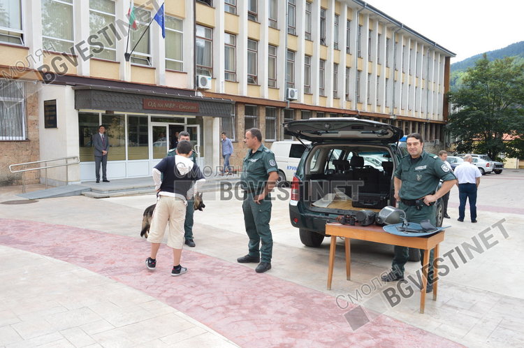 Деца се надпреварваха да се качат на 30-метровата пожарна стълба и да погледнат Смолян от високо