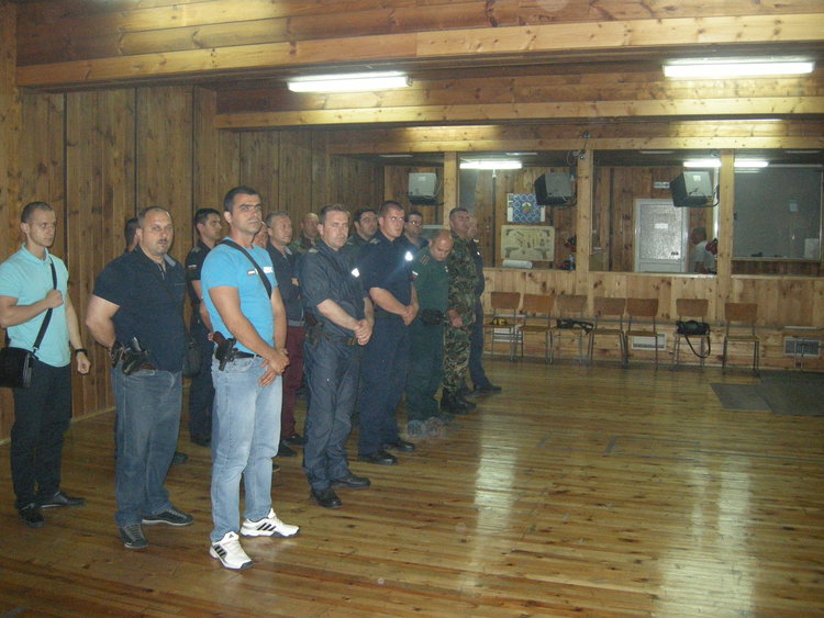 Осем отбора се състезаваха в открит турнир по стрелба с пистолет за празника на МВР