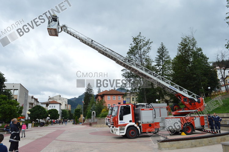 Деца се надпреварваха да се качат на 30-метровата пожарна стълба и да погледнат Смолян от високо