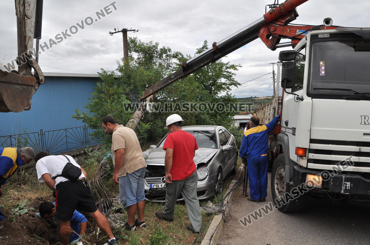 Англичанин с Мерцедес отсече стълб до училището в Конуш