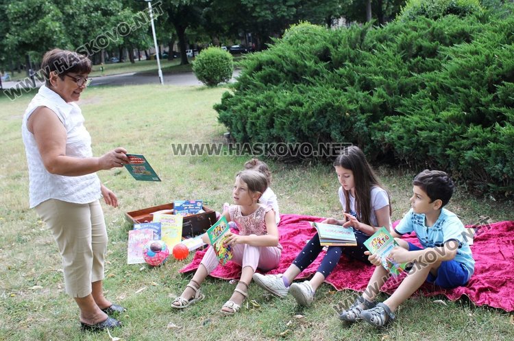Лятна занималня „Библиотека в куфар" откриха в Димитровград