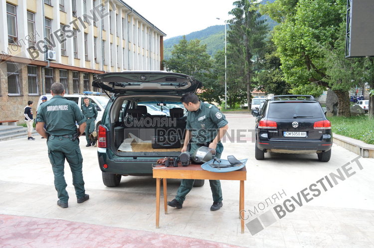 Деца се надпреварваха да се качат на 30-метровата пожарна стълба и да погледнат Смолян от високо