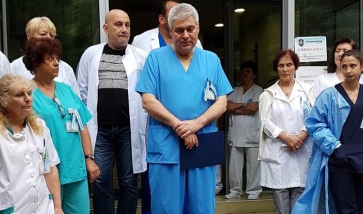 Лекарите от „Шейново“ излязоха на протест срещу насилието