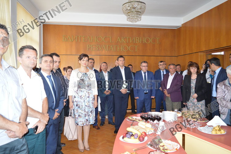 Деца се надпреварваха да се качат на 30-метровата пожарна стълба и да погледнат Смолян от високо