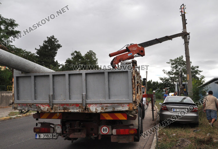 Англичанин с Мерцедес отсече стълб до училището в Конуш